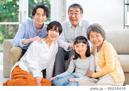 家族　三世代　親子　子供　ファミリー　ライフスタイル　リビング 98838430