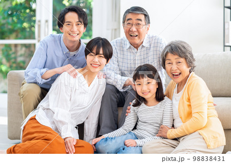家族　三世代　親子　子供　ファミリー　ライフスタイル　リビング 98838431