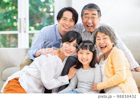 家族　三世代　親子　子供　ファミリー　ライフスタイル　リビング 98838432