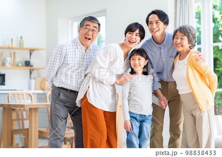 家族 三世代 親子 子供 ファミリー ライフスタイル リビング 家族 三世代 親子 子供 ファミリー ライフスタイル リビング 98838433