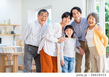 家族　三世代　親子　子供　ファミリー　ライフスタイル　リビング 98838434