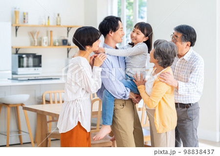 家族　三世代　親子　子供　ファミリー　ライフスタイル　リビング 98838437