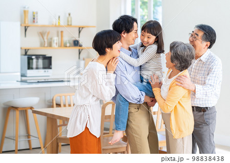 家族 三世代 親子 子供 ファミリー ライフスタイル リビング 家族 三世代 親子 子供 ファミリー ライフスタイル リビング 98838438