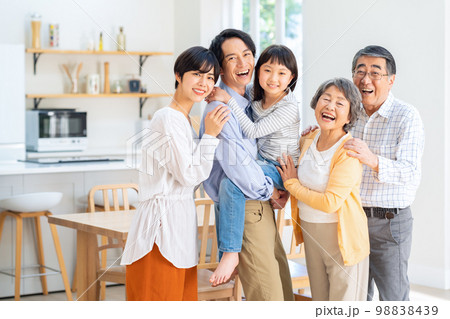 家族　三世代　親子　子供　ファミリー　ライフスタイル　リビング 98838439