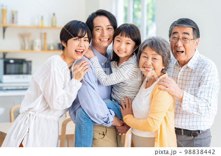 家族　三世代　親子　子供　ファミリー　ライフスタイル　リビング 98838442