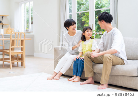 家族　親子　子供　ファミリー　ライフスタイル　リビング 98838452