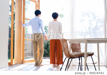 夫婦　カップル　家族　ライフスタイル　テラス 98838481