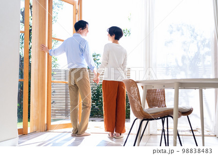 夫婦　カップル　家族　ライフスタイル　テラス 98838483