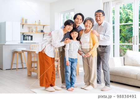 家族 三世代 親子 子供 ファミリー ライフスタイル リビング 家族 三世代 親子 子供 ファミリー ライフスタイル リビング 98838491