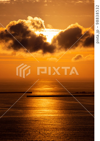 長崎の夕陽　海面の反射 98838532