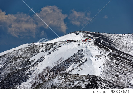北アルプス・蝶槍ピークから見る蝶ヶ岳山頂 北アルプス・蝶槍ピークから見る蝶ヶ岳山頂 98838621