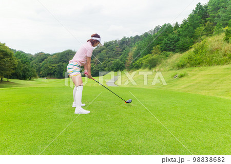 ゴルフをする若い女性 98838682