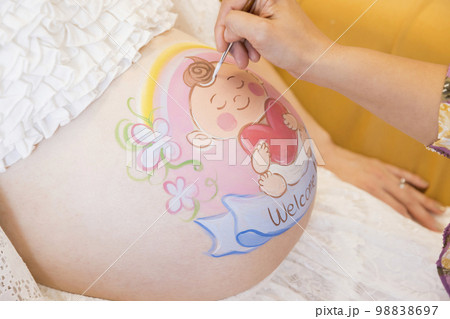 ベリーペイントをする妊婦女性お腹 マタニティーペイント ベリーペイントをする妊婦女性お腹 マタニティーペイント 98838697