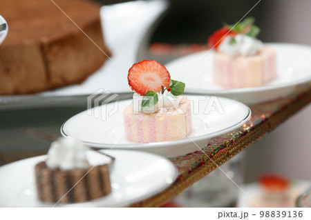 お洒落なケーキバイキングのイメージ画像素材　プチケーキの画像 98839136