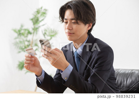 ビジネスマン   クレジットカード　スマホ 98839231