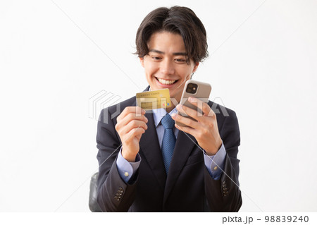 ビジネスマン クレジットカード スマホ ビジネスマン クレジットカード スマホ 98839240
