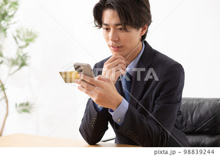 ビジネスマン   クレジットカード　スマホ 98839244