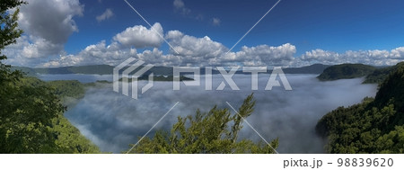 十和田湖に広がる雲海(青森県十和田市) 十和田湖に広がる雲海(青森県十和田市) 98839620