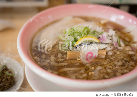 だしの効いた煮干しラーメン（青森県青森市）アップ 98839635
