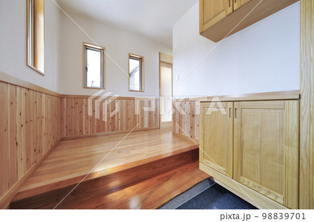 和風建築の玄関　日本建築の玄関 98839701