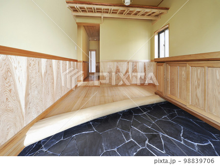 和風建築の玄関　日本建築の玄関 98839706