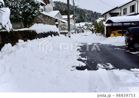 住宅地に降り積もった雪の風景 住宅地に降り積もった雪の風景 98839753