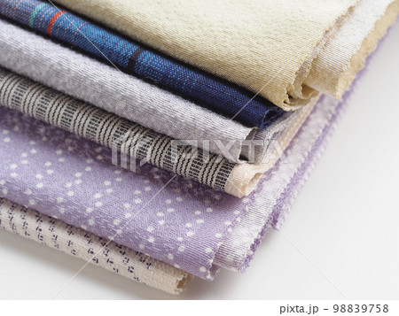 様々な色柄の着物のはぎれ 98839758