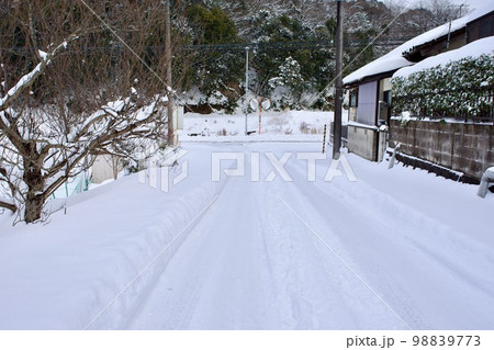 住宅地に降り積もった雪の風景 98839773