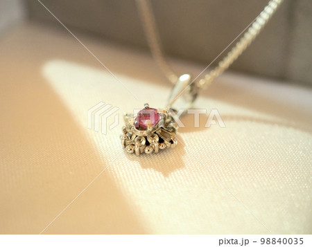 ルビーのネックレス　宝石イメージ 98840035