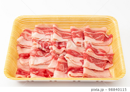 トレーに入った牛肉　白バック 98840115