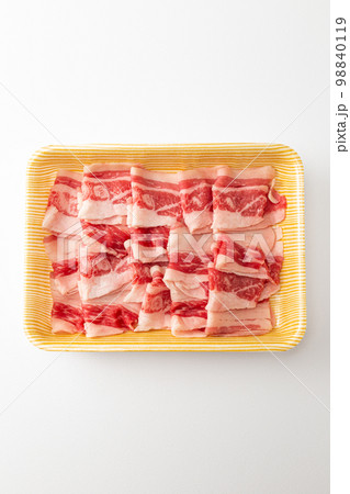 トレーに入った牛肉 白バック トレーに入った牛肉 白バック 98840119