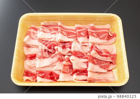 トレーに入った牛肉 黒バック トレーに入った牛肉 黒バック 98840125