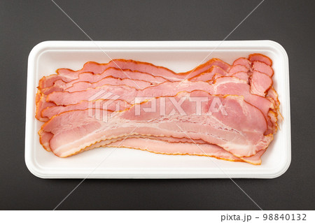 トレーに入ったベーコン　黒バック 98840132