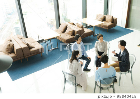 話し合いをするビジネスパーソン 98840418