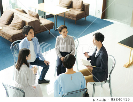 話し合いをするビジネスパーソン 98840419