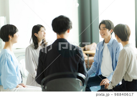 話し合いをするビジネスパーソン 98840617