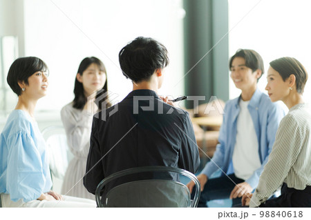 話し合いをするビジネスパーソン 98840618