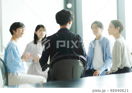 話し合いをするビジネスパーソン 98840621