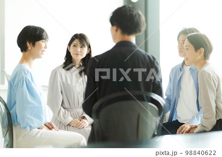 話し合いをするビジネスパーソン 話し合いをするビジネスパーソン 98840622
