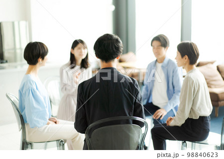 話し合いをするビジネスパーソン 話し合いをするビジネスパーソン 98840623