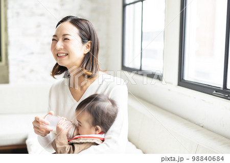 ミルクを飲む赤ちゃんとお母さん 98840684