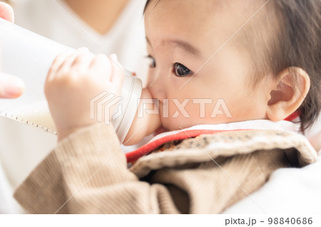 ミルクを飲む赤ちゃんとお母さん 98840686