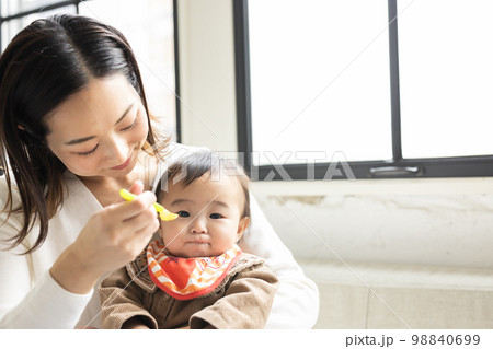 離乳食を食べる赤ちゃん 98840699