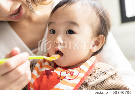 離乳食を食べる赤ちゃん 98840700