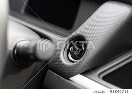 乗用車のエンジンスタートボタン 乗用車のエンジンスタートボタン 98840711