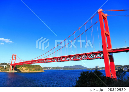 【長崎県】晴天の平戸大橋（平戸瀬戸） 98840929