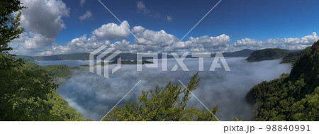 十和田湖の雲海（パノラマ） 98840991