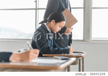 学校・予備校で模試・試験・受験・テストを受ける中学生・高校生・小学生の女の子(制服) 学校・予備校で模試・試験・受験・テストを受ける中学生・高校生・小学生の女の子(制服) 98841209