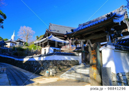 【長崎県】寺院と教会の見える風景（平戸ザビエル記念教会） 98841296