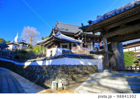 【長崎県】寺院と教会の見える風景（平戸ザビエル記念教会） 98841302